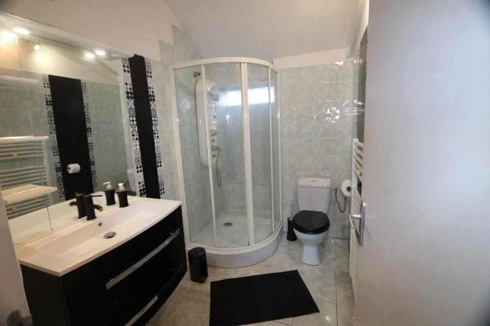 Cholet centre Appart climatise parking 6 personnes Apartment in Pays de la Loire