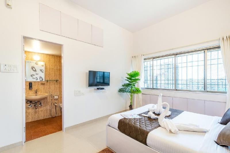 Cozy Room in Main Street Bandra. Private Room  Vacation rental in Mumbai