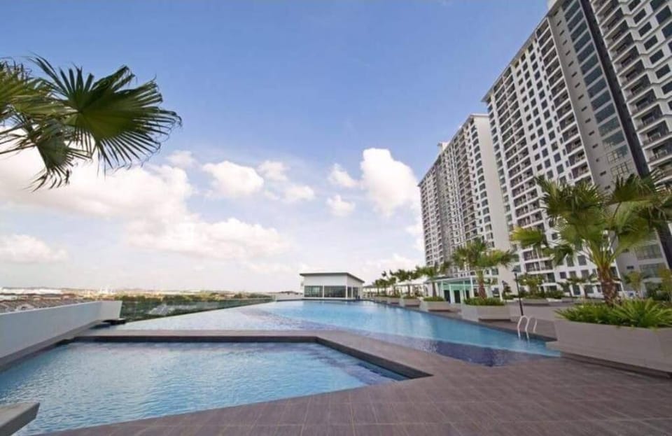 Sanitised!Huge Pool EDL Senai Kempas Setia Tropika Apartment in Johor Bahru