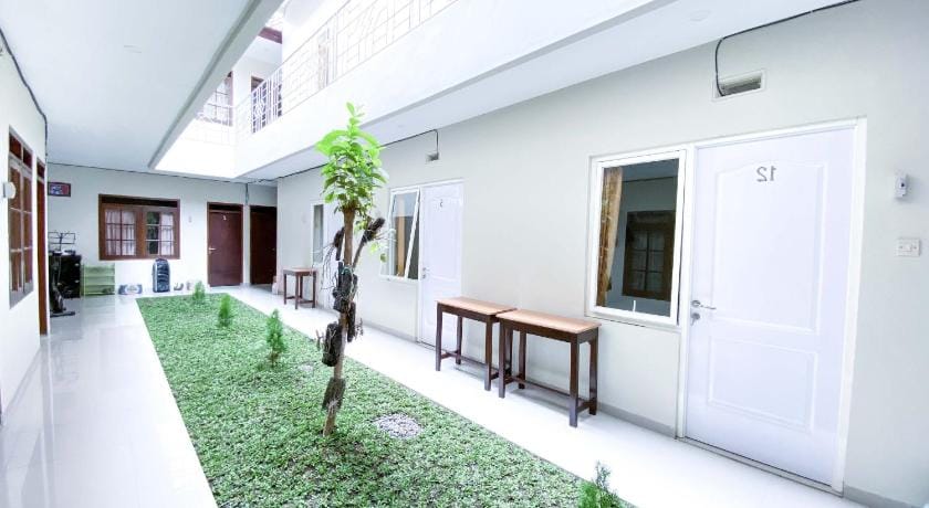 RedDoorz @ Simpang Borobudur Bed and Breakfast in East Java