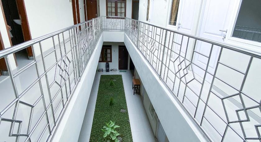 RedDoorz @ Simpang Borobudur Bed and Breakfast in East Java