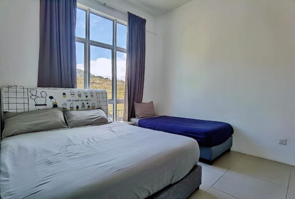 Golden Hills 3 Bedrooms Penthouse Night Market Apartment in Brinchang