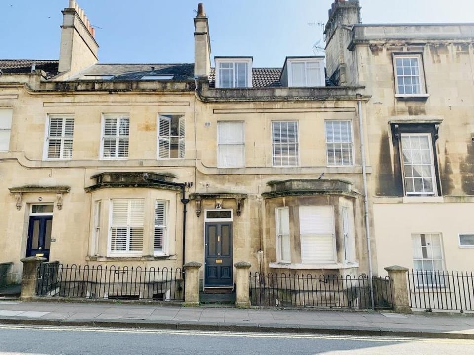 5 Bedroom magnificent Georgian Townhouse- city centre Apartment in Bath