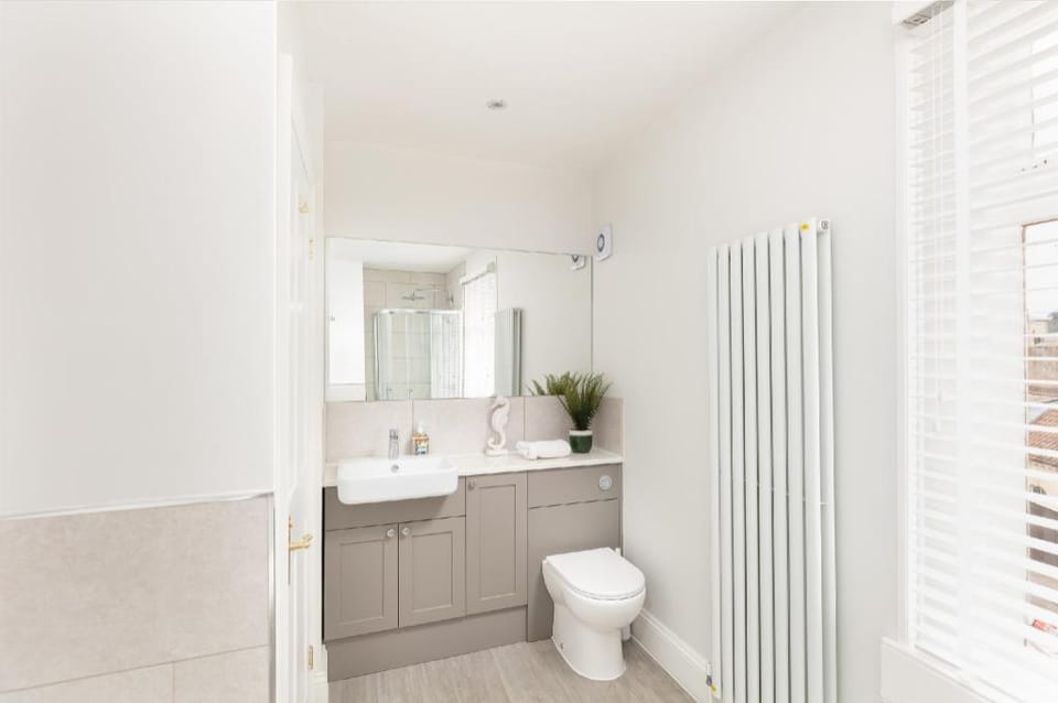 5 Bedroom magnificent Georgian Townhouse- city centre Apartment in Bath