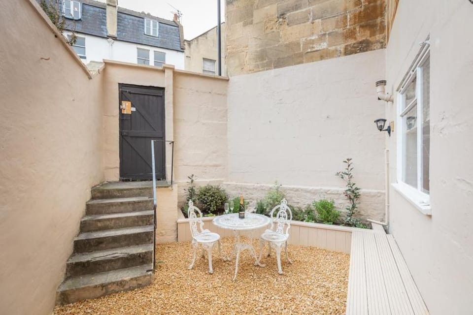 5 Bedroom magnificent Georgian Townhouse- city centre Apartment in Bath
