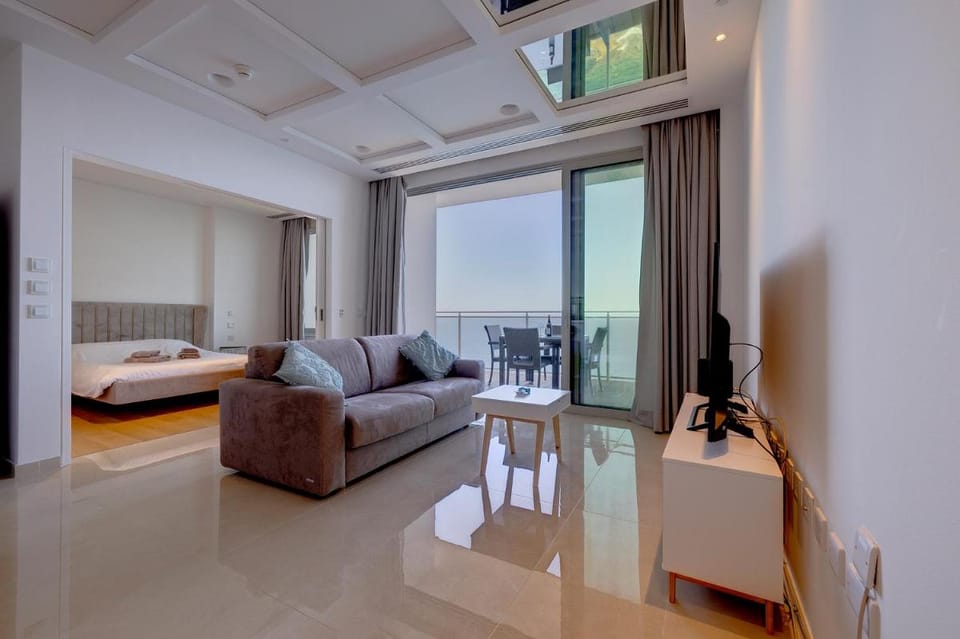 Luxurious Apt with Ocean Views and Pool in Tigne Point Apartment in Sliema