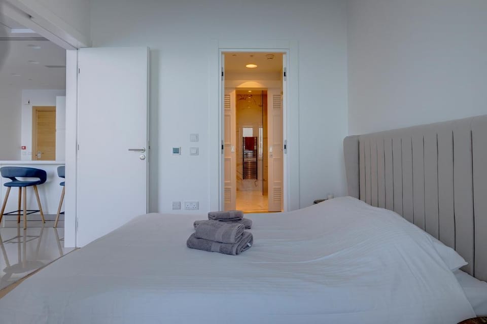 Luxurious Apt with Ocean Views and Pool in Tigne Point Apartment in Sliema