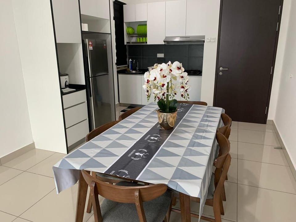 Desaru Utama Apartment w Karaoke,Netflix,Pool View Apartment in Johor