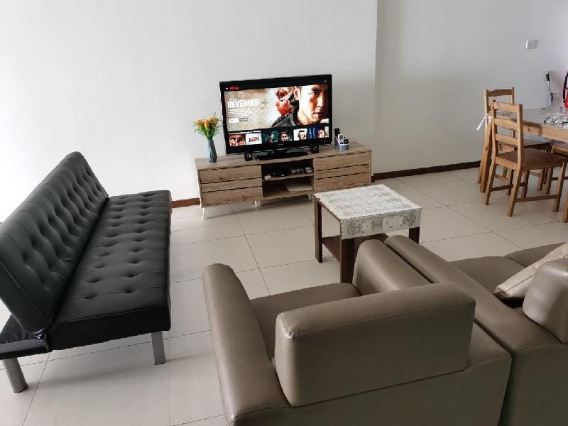 LM Stunning  Night View  Studio#Netflix#EV Charger Apartment in Tanjung Bungah