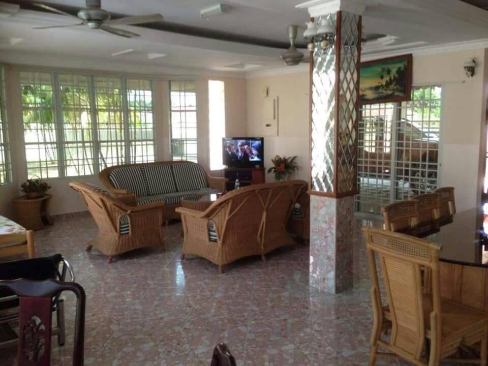 EH 1711 / 5BR 20PAX Grande Beach Bungalow w/ Pool Vacation rental in Negeri Sembilan, Malaysia