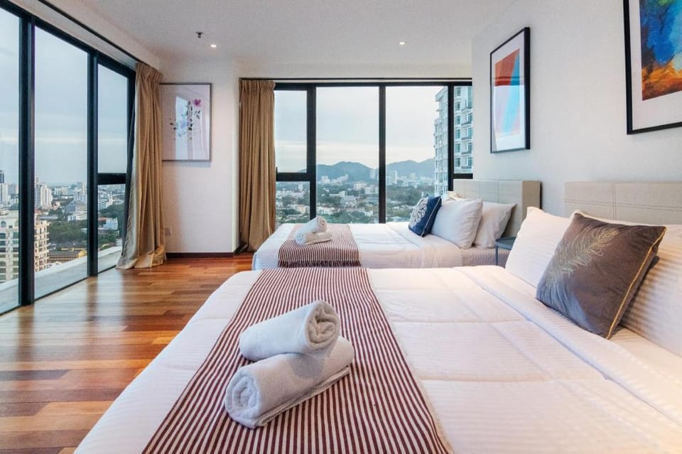 Lighthouse by ALV, 3BR Seaview Duplex Vacation rental in George Town
