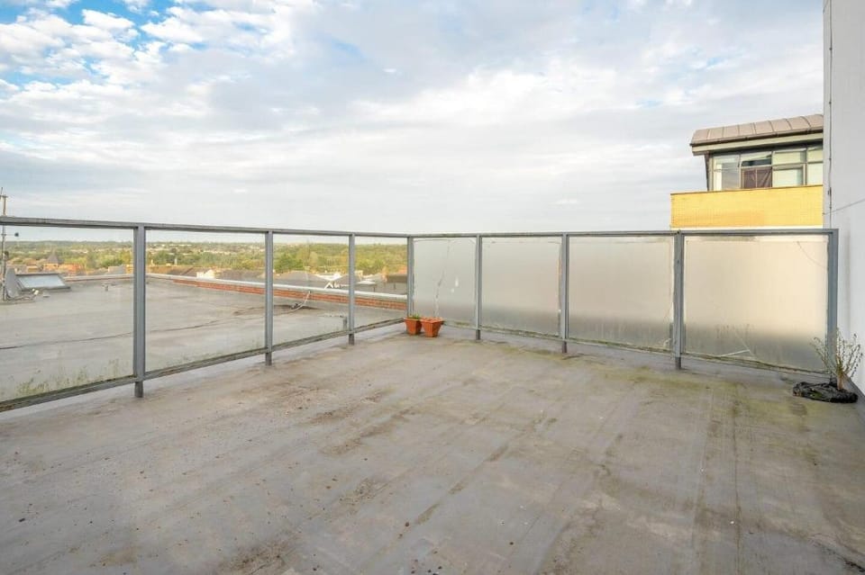 KVR 2 bed Apartment with Private Terrace - Watford Apartment in Watford