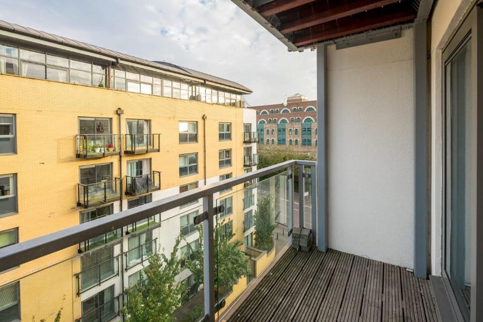 KVR 2 bed Apartment with Private Terrace - Watford Apartment in Watford