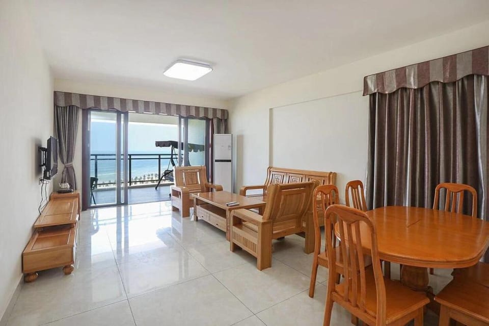 LB十里银滩南海湾高层正海景三房一厅（楼下出门是沙滩） Apartment in Wuhan