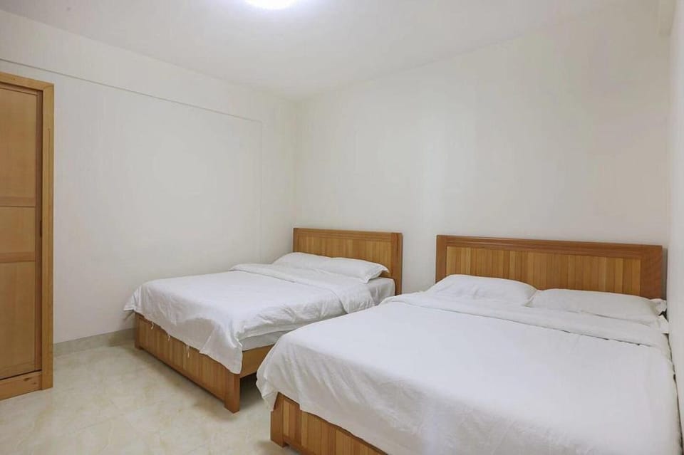 LB十里银滩南海湾高层正海景三房一厅（楼下出门是沙滩） Apartment in Wuhan