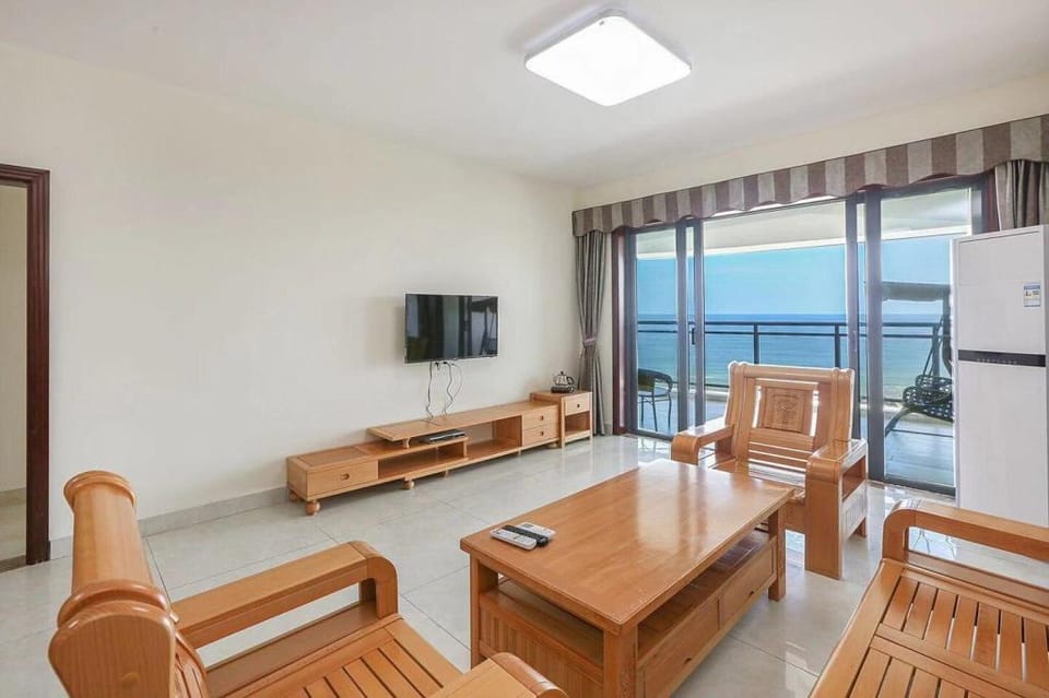 LB十里银滩南海湾高层正海景三房一厅（楼下出门是沙滩） Apartment in Wuhan