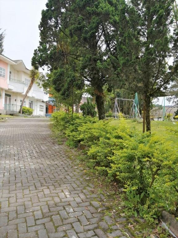 VILLA BERASTAGI BUKIT INDAH BLOK D10 Villa in Indonesia