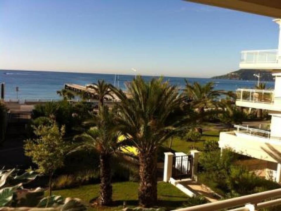 Seafront 2-Bed Apt with Pool in Cannes - 463 Apartment in Cannes