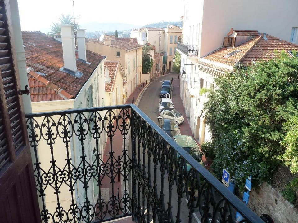 Charming 2 Bed apt with balcony located in Cannes Old Town walk to Palais and beaches - 120 Apartment in Cannes