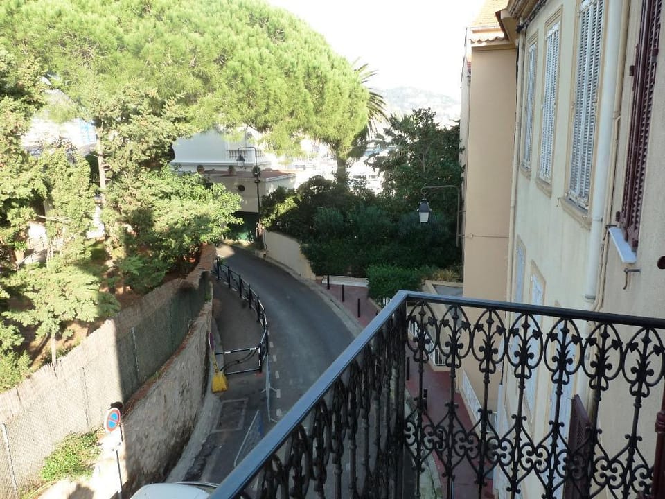 Charming 2 Bed apt with balcony located in Cannes Old Town walk to Palais and beaches - 120 Apartment in Cannes