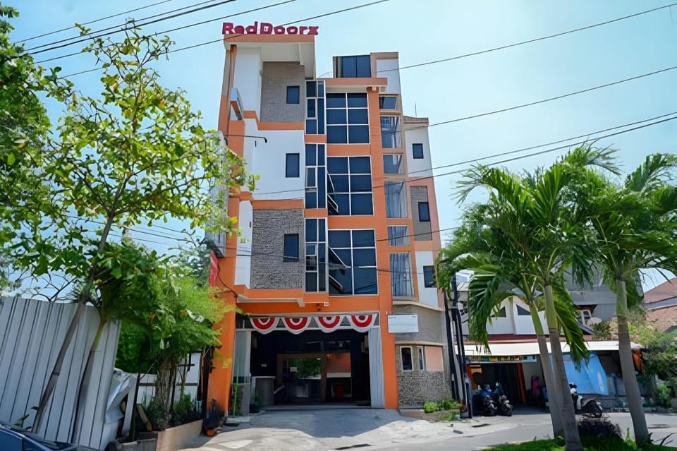 RedDoorz Plus near Ciputra Mall Simpang Lima 2 Hotel in Indonesia