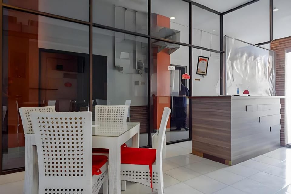 RedDoorz Plus near Ciputra Mall Simpang Lima 2 Hotel in Indonesia