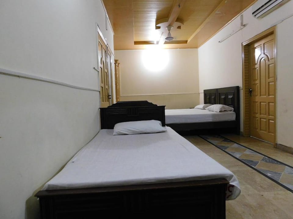 Butt Lodges 4 Bed and Breakfast in Islamabad