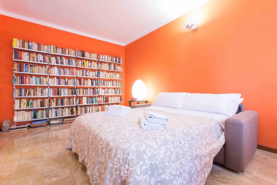ART PAINTING spacious canal view apartment AC WiFi Apartment in Venice