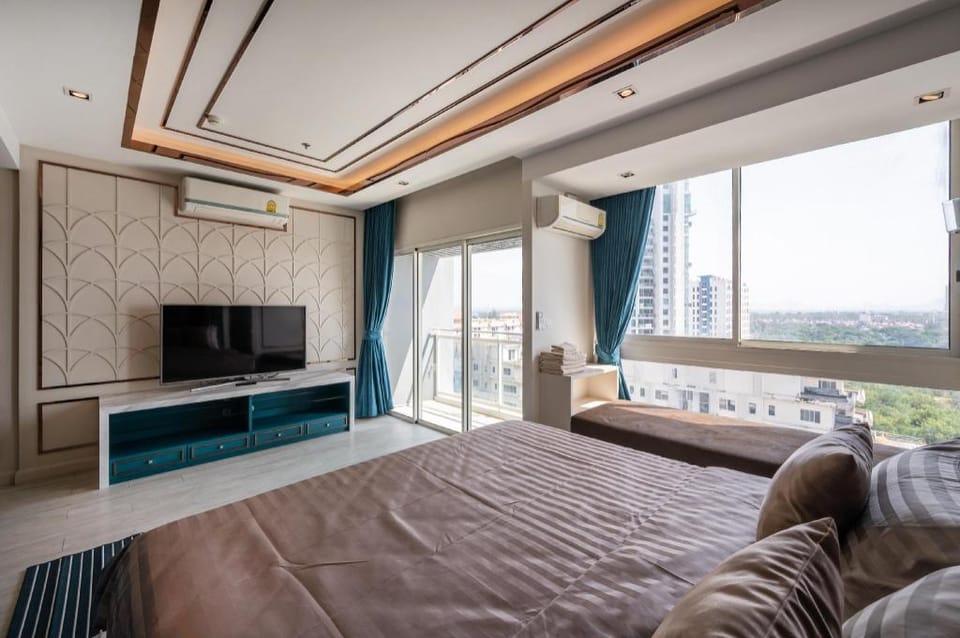 Veranda Pattaya 3BR Suite | OceanView | Beachfront Apartment in Pattaya City
