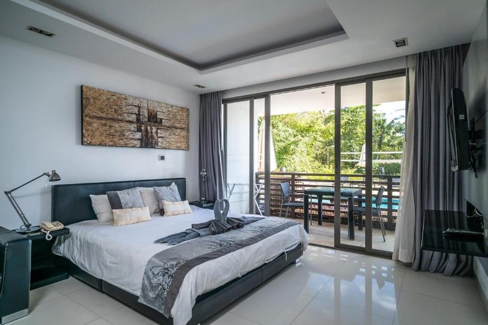 Pool and sea view studio at peaceful Nakalay Palm Apartment in Kamala