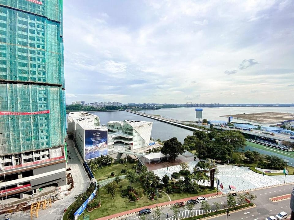 R&F Mall. 4BR 8pax near CIQ by RR JBcity Apartment in Johor Bahru