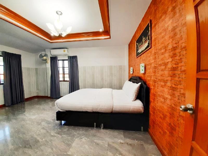 Big Private Pool Villa 5BR Huahin Near 7-11, Makro Vacation rental in Hua Hin District