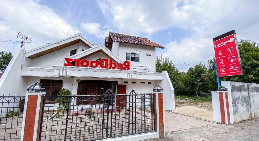 RedDoorz near Eco Green Park Batu Hotel in Batu