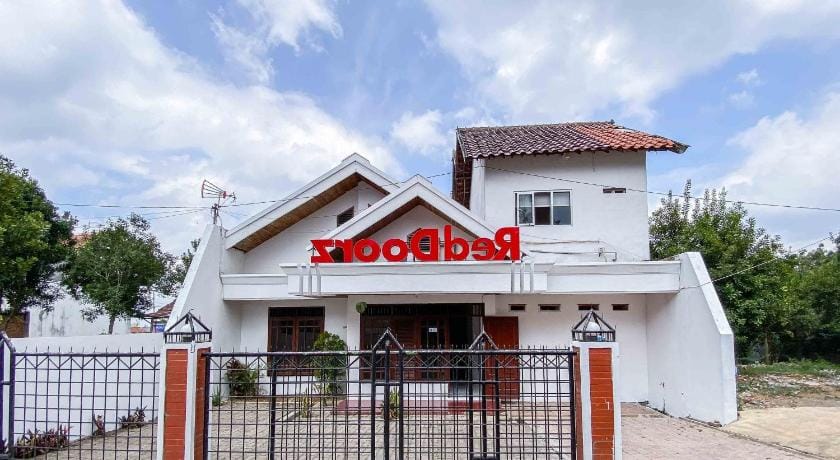 RedDoorz near Eco Green Park Batu Hotel in Batu