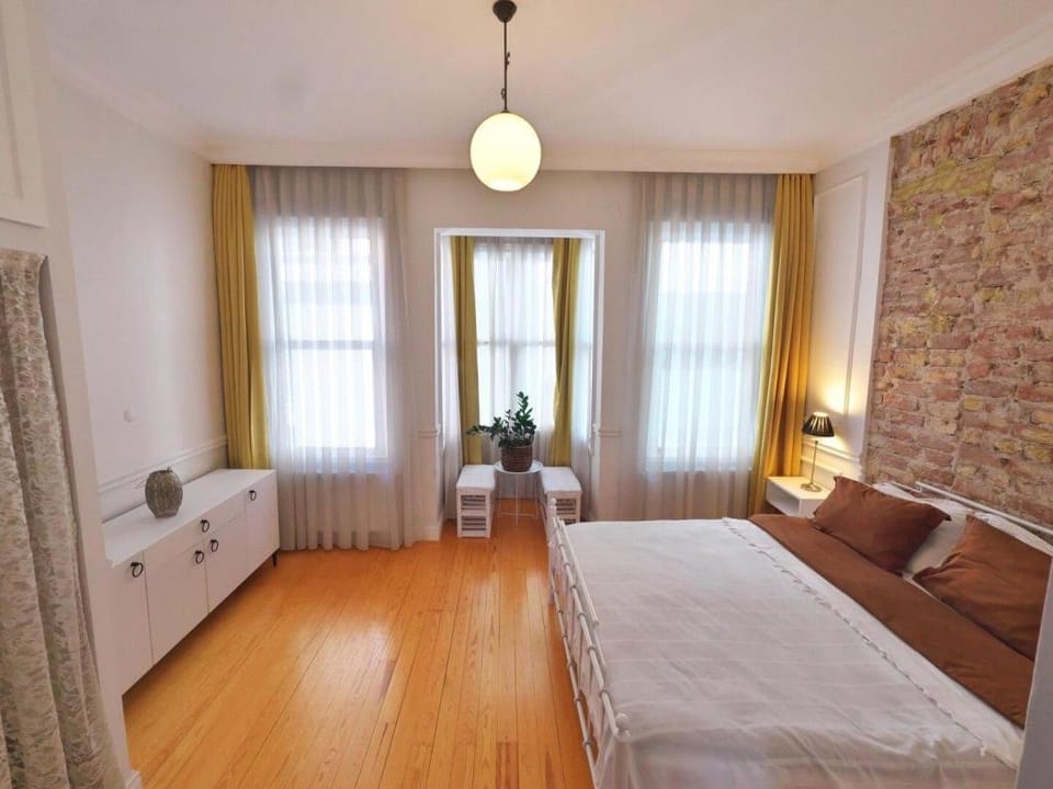 SeaView - Istiklal & Galata Tower 450m - Metro 50m Apartment in Istanbul