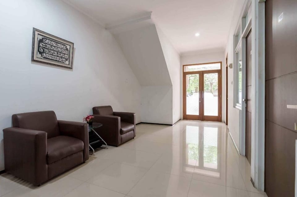 Aimer Guest House Syariah Mitra RedDoorz Hotel in Indonesia
