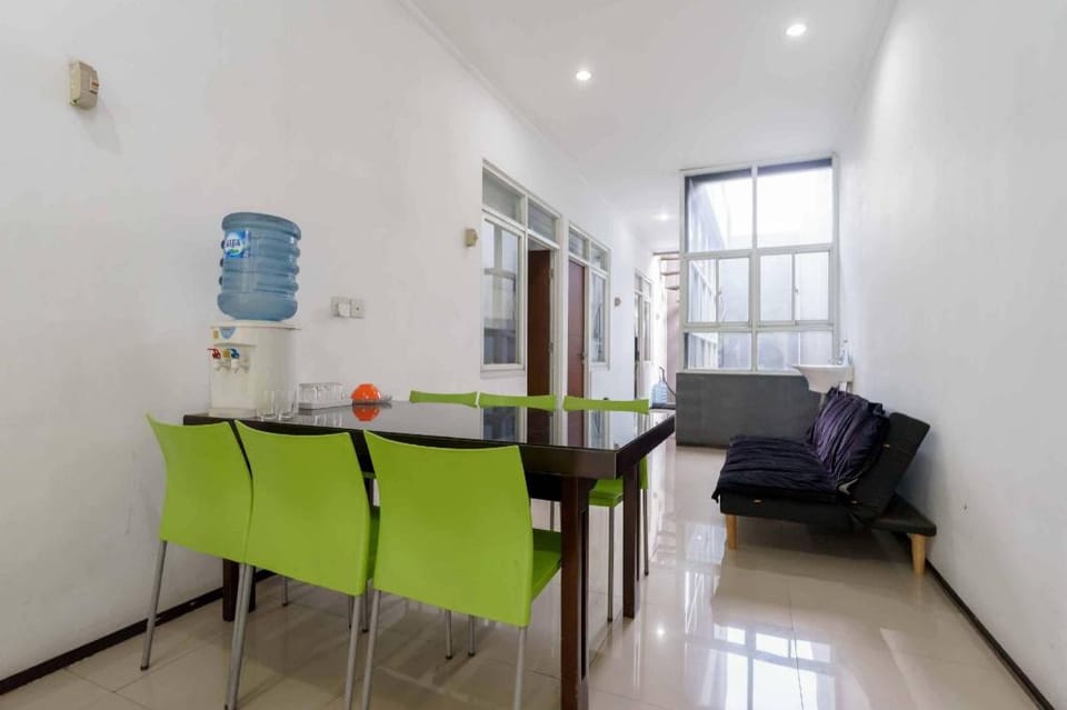 Aimer Guest House Syariah Mitra RedDoorz Hotel in Indonesia