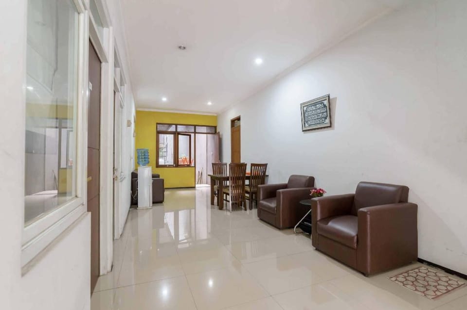 Aimer Guest House Syariah Mitra RedDoorz Hotel in Indonesia