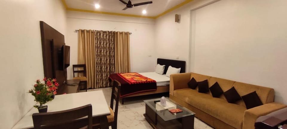 Yellow Leaf Apartment in Rishikesh