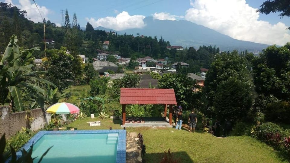 Vila M2N 5 KT  Bilyard & Private Pool 25 pax Villa in Cisarua
