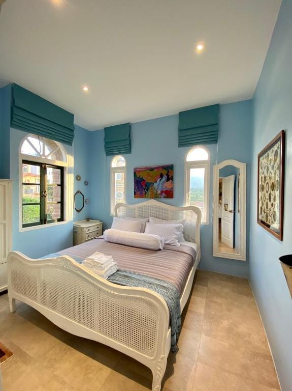 The Eyrie Khaoyai 6 Bedrooms 12 Guests Villa in Laos
