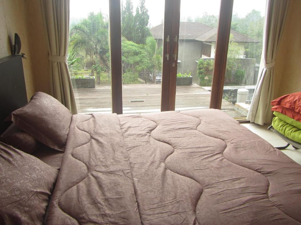 Luxury Villa DELVA (Kampung Daun) 4Kamar 16pax Villa in Parongpong