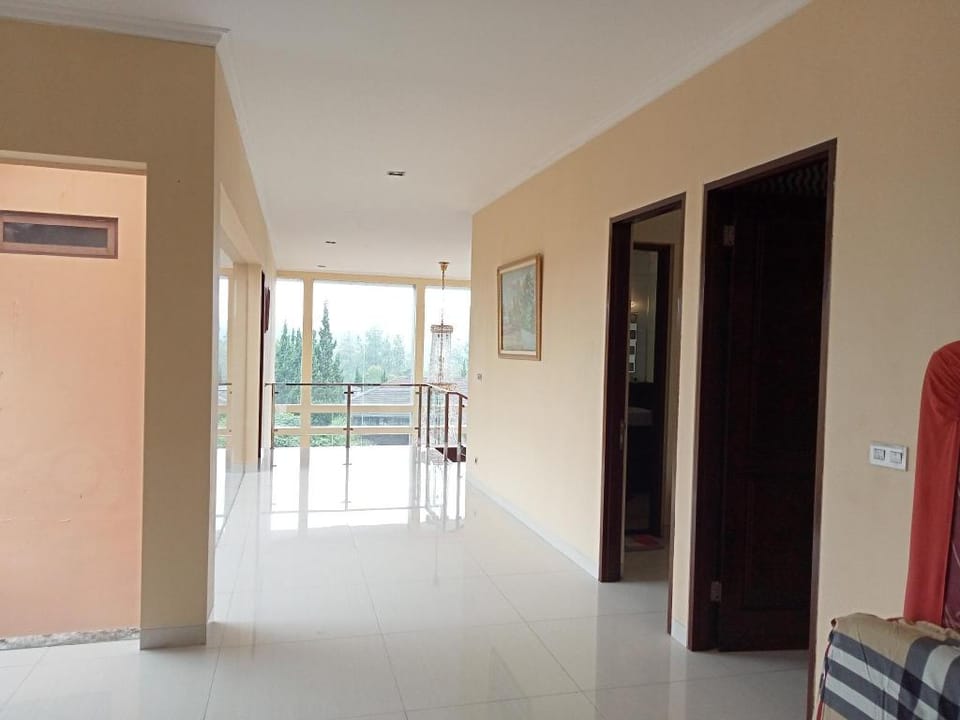 Luxury Villa DELVA (Kampung Daun) 4Kamar 16pax Villa in Parongpong