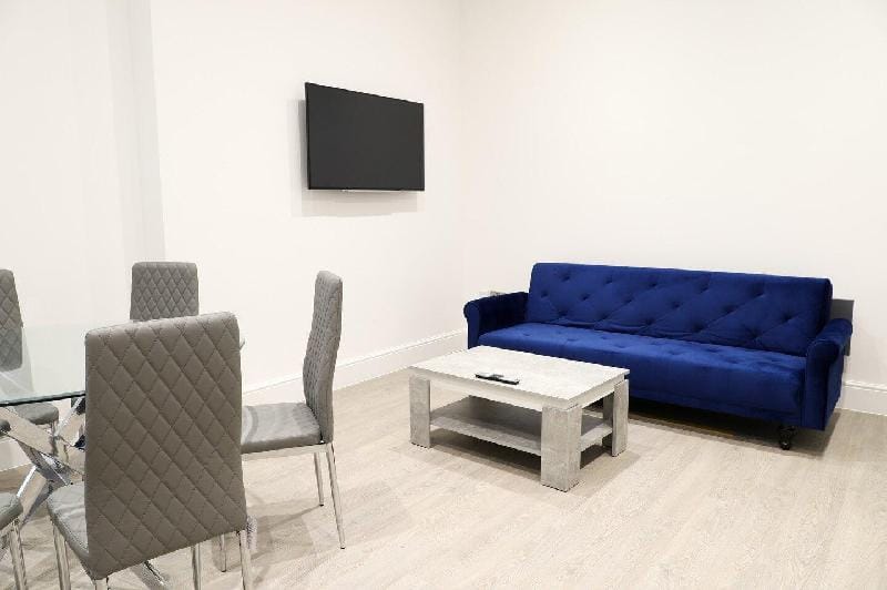 Queen Avenue Signature 1 Bedroom Suite w Parking Apartment in Liverpool