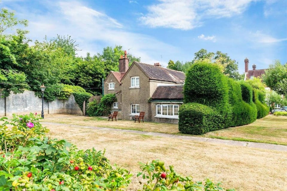 Exclusive Charming Cottage in Surrey Vacation rental in England
