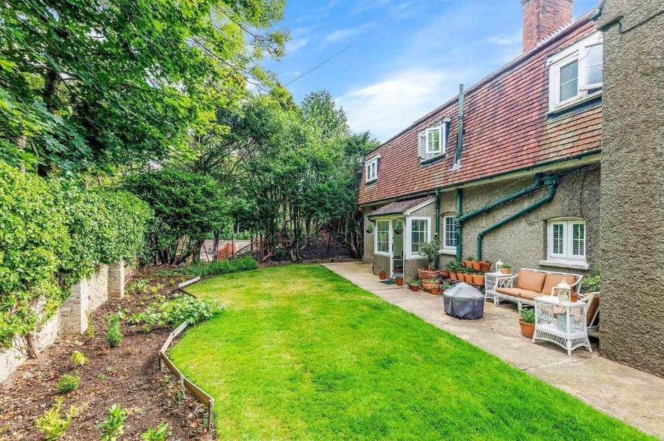 Exclusive Charming Cottage in Surrey Vacation rental in England
