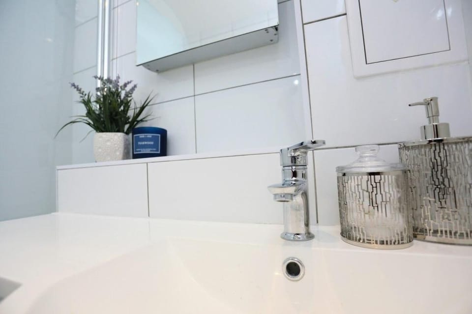 Captivating 1Bed&1Bath with Free Wi-Fi & Parking Apartment in Watford