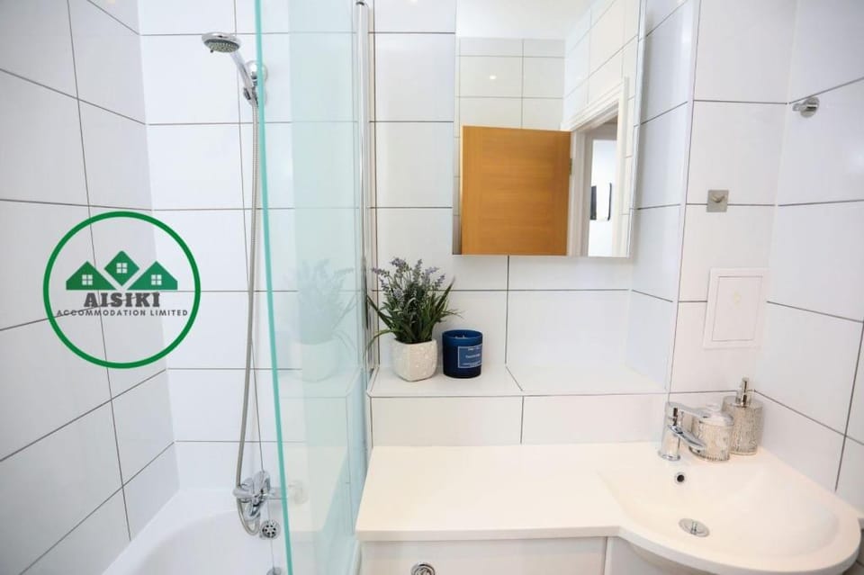 Captivating 1Bed&1Bath with Free Wi-Fi & Parking Apartment in Watford