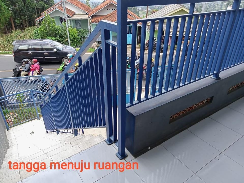Penginapan Ciwidey luas 20m2, 2 kasur, 1 k.mandi, Vacation rental in West Java