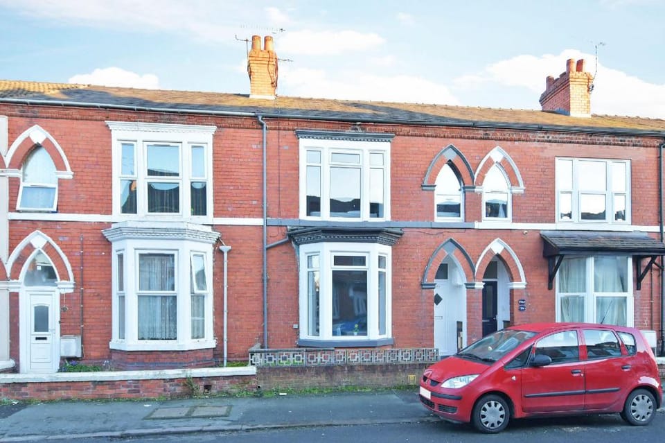Townhouse @ 272 Walthall Street Crewe Apartment in Crewe